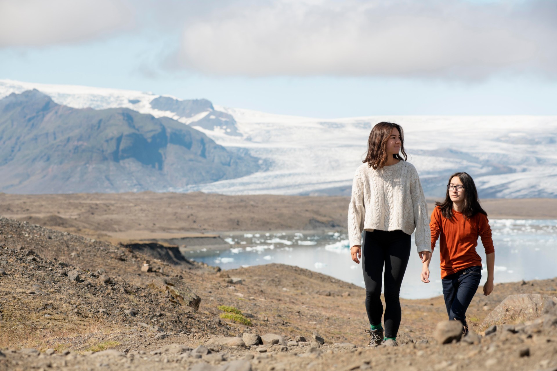 Dve mladé ženy na túre na Islande, v pozadí ľadovec a hory